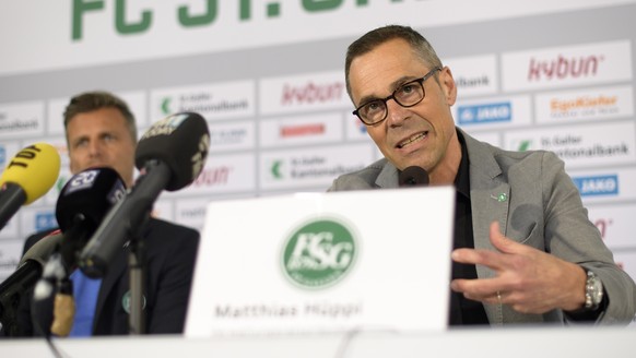 Matthias Hueppi, Praesident des FC St. Gallen, neben Sportchef Alain Sutter, spricht an einer Medienkonferenz zur sofortigen Entlassung des Trainers Giorgio Contini, am Dienstag, 24. April 2018, in St ...