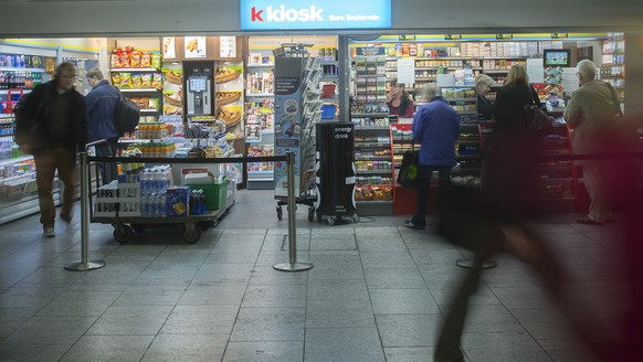 Der Kiosk der zur Valora Gruppe gehoerenden &#039;&#039;k kiosk&#039;&#039; , im Bahnhof Bern, am Montag, 10. November 2014 in Bern. Der Handelskonzern Valora uebernimmt mit Naville (LS Distribution S ...