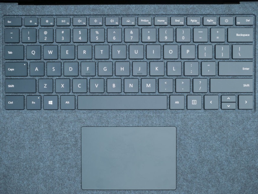 Sieht wie Filz aus und fühlt sich fast wie Leder an, Microsofts mit Alcantara überzogene Tastatur ist ein Blickfang. Alcantara ist ein Mikrofaservliesstoff, der manchmal mit Kunstleder verwechselt wir ...