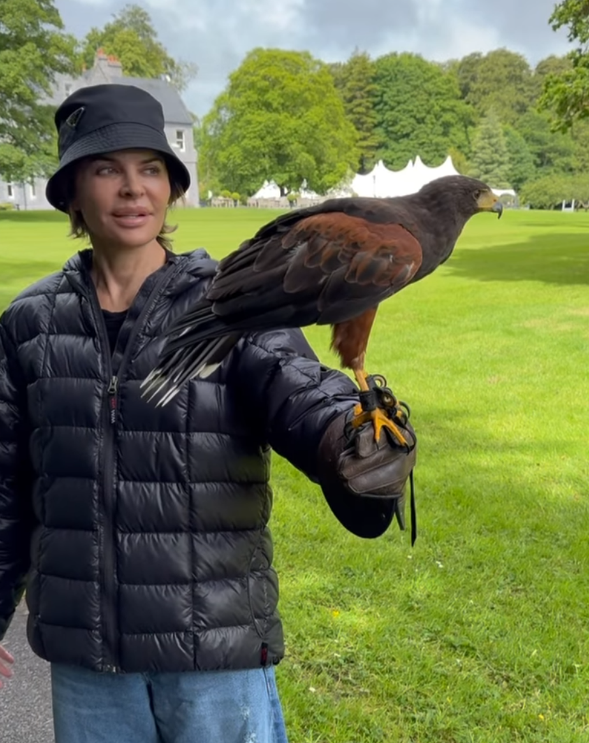 Si ce voyage n'est pas professionnel, c'est clairement une idée de son mari Harry Hamlin.