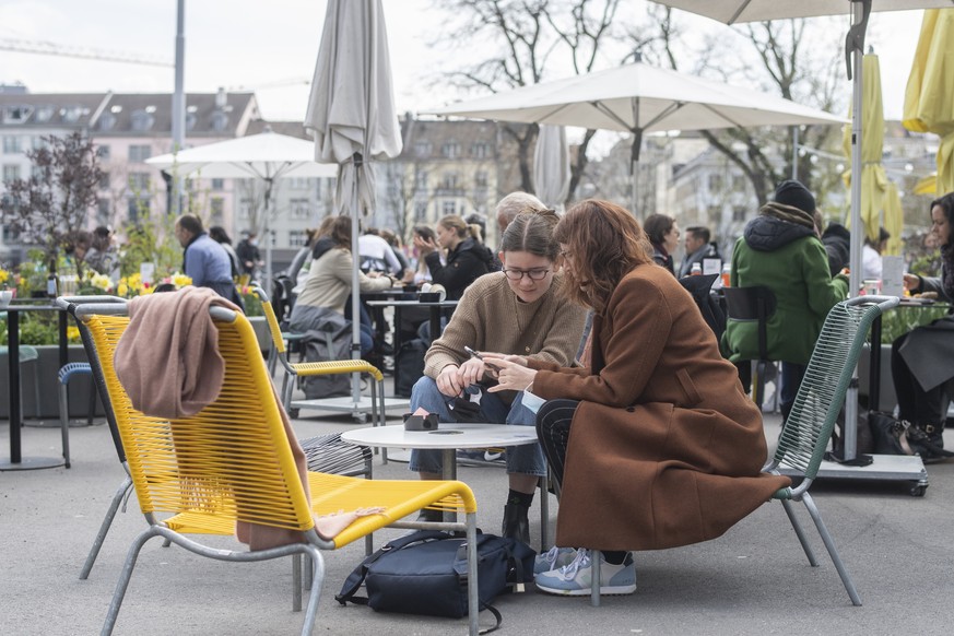 Pascale, rechts, und Mia geniessen das Wetter auf der wiedereroeffneten Restaurantterrasse vom Hiltl in Zuerich, aufgenommen am Montag, 19. April 2021. (KEYSTONE/Ennio Leanza)