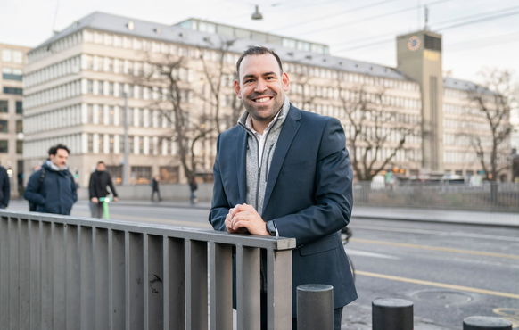 «Der Stadtrat hatte von Anfang an ein offenes Ohr für uns»: Initiator Cédric Bollag neben neu errichteten Pfosten, die den Verlauf des Eruv markieren.