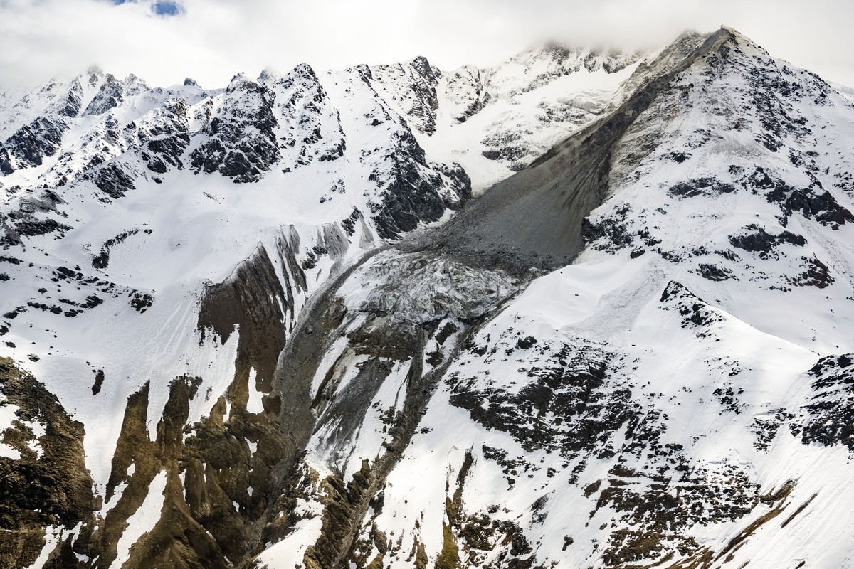 Steine eines Felssturzes vom Kleinen Nesthorn stuerzen auf den Birchgletscher im Loetschental, am Freitag, 23. Mai 2025, in Blatten. Das Dorf Blatten VS im Loetschental musste wegen der Gefahr eines F ...