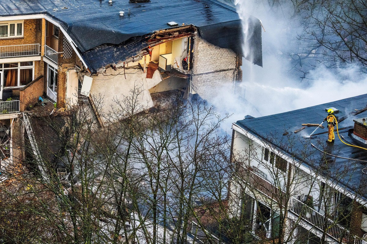 epaselect epa11761679 A view of a partially collapsed building after a fire and an explosion, in The Hague, the Netherlands, 07 December 2024. A three-storey apartment building partially collapsed on  ...