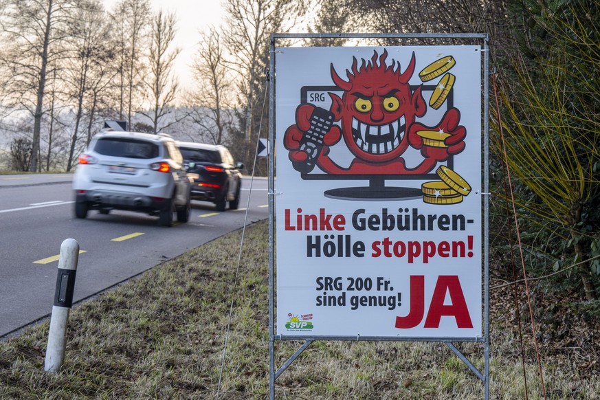 Sicht auf ein Abstimmungsplakat zur Halbierungsinitiative der SRG, am Donnerstag, 5. Februar 2026, in Vordemwald. Die Schweizer Stimmbevoelkerung stimmt am 8. Maerz ueber diese Vorlage ab. (KEYSTONE/P ...