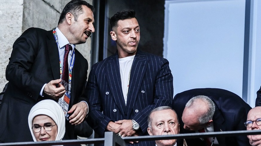 Mesut Özil (oben, 2. v. l.) und Staatspräsident Recep Tayyip Erdoğan (unten, 3. v. r.) waren beim EM-Aus der Türkei im Berliner Olympiastadion.