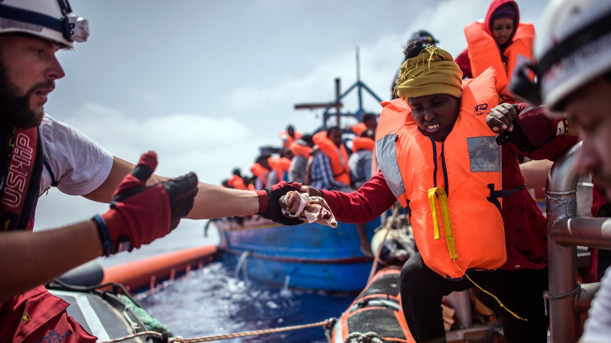 BILDPAKET -- ZUM JAHRESRUECKBLICK 2018 APRIL, STELLEN WIR IHNEN HEUTE FOLGENDES BILDMATERIAL ZUR VERFUEGUNG -- epa06683385 Members of the NGO 'SOS Mediterranee' from the 'Aquarius' ...