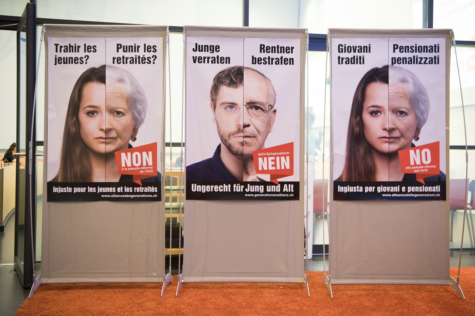 Plakaten von gegen Komitee AHV-Scheinreform, sind fotografieren waehrend einer Medienkonferenz ueber der Generationenallianz gegen die AHV-Scheinreform, am Donnerstag, 17. August 2017 in Medienzentrum ...