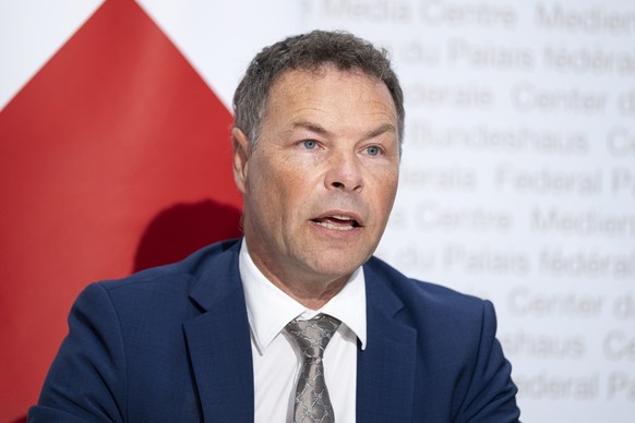 Botschafter Simon Pluess, Leiter des Leistungsbereichs Exportkontrollen, Investitionspruefung und Sanktionen im Staatssekretariat fuer Wirtschaft (SECO), spricht an einer Medienkonferenz zur Volksinit ...