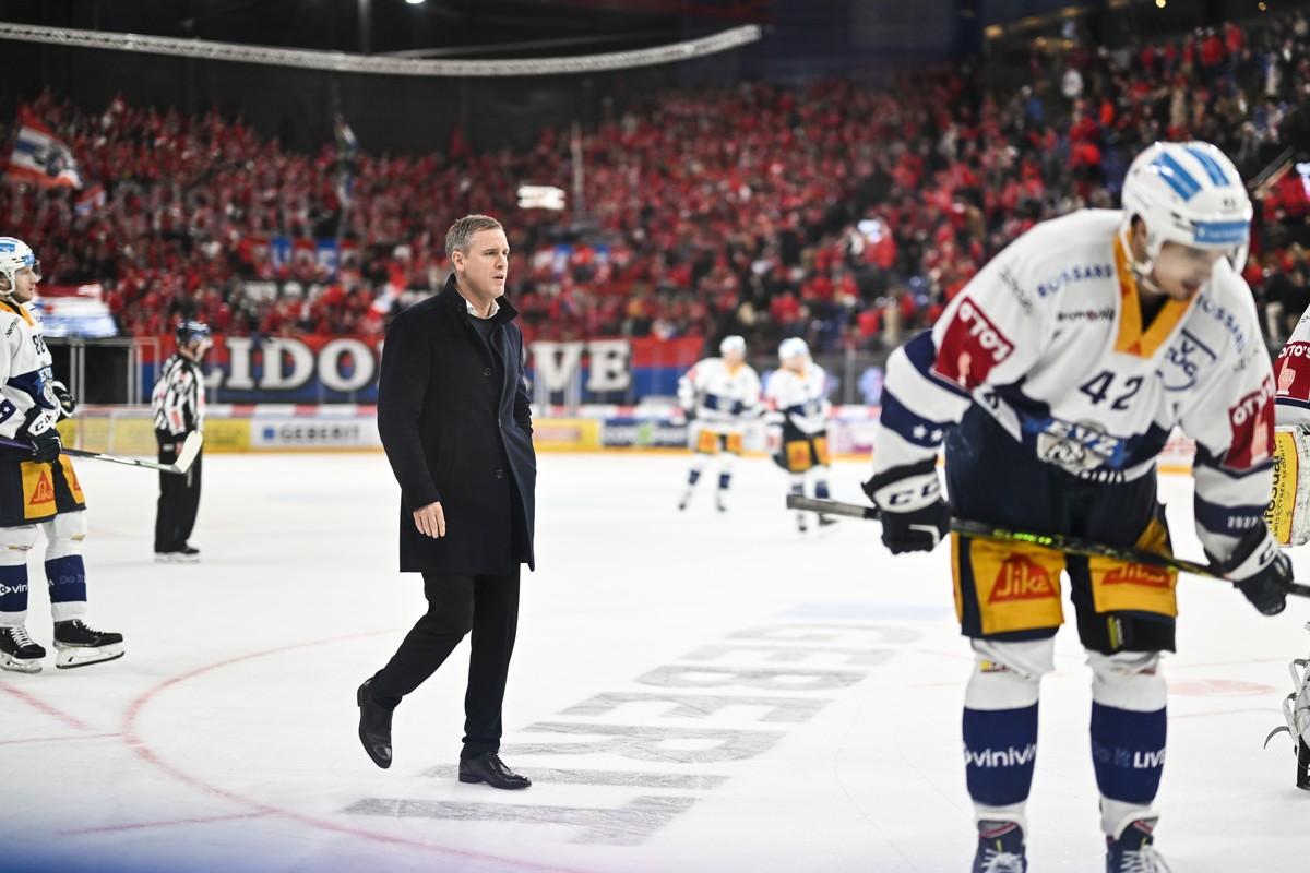 Zug's Cheftrainer Dan Tangnes im fuenften Playoff-Viertelfinal Eishockeyspiel der National League zwischen den Rapperswil-Jona Lakers und dem EV Zug, am Freitag, 24. Maerz 2023, in der St. Galler ...