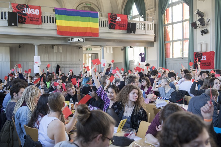 Mitglieder stimmen mit Stimmkarte an der Jahresversammlung der JUSO, am Samstag, 11. Maerz 2017 in Bern. (KEYSTONE/Anthony Anex)