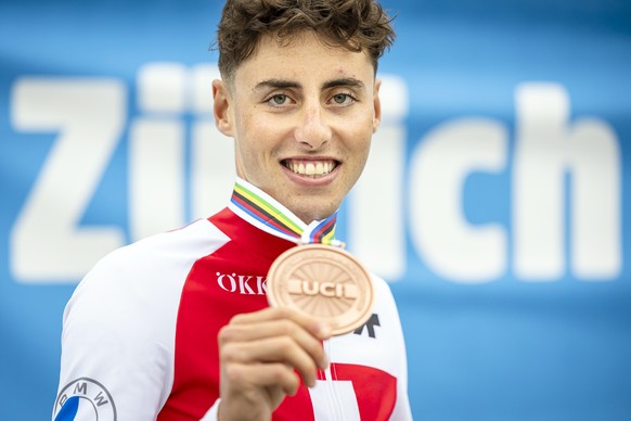 Bronze medailist Jan Christen of Switzerland poses with the medal after the Men&#039;s under 23 Individual Time Trial race at the 2024 UCI Road and Para-cycling Road World Championships in Zurich, Swi ...