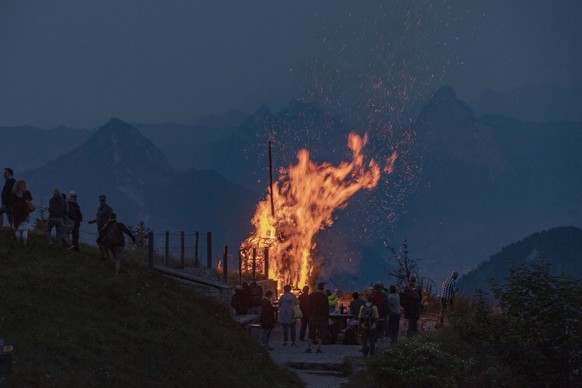 Ein traditionelles 1. August Hoehenfeuer brennt in den Abendhimmel am Stanserhorn im Kanton Nidwalden am Samstag, 1. August 2020. (KEYSTONE/Urs Flueeler).