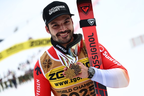 epaselect epa11900654 Loic Meillard of Switzerland poses with his Men&#039;s Slalom gold medal and his Men&#039;s Giant Slalom bronze medal after the podium for the Men&#039;s Slalom at the FIS Alpine ...