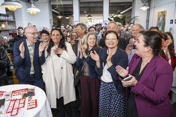 Die Nationalraetinnen und Nationalraete, von links, Michael Toengi, GP-LU, Jacqueline Badran, SP-ZH, Juerg Grossen, GLP-BE, Florence Brenzikofer, GP-BL, Priska Wismer-Felder, Mitte-LU, und Delphine Kl ...