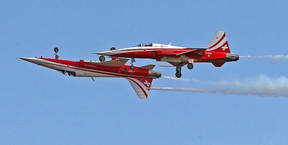 epa05344483 The Swiss acrobatic flight squadron 'Patrouille Suisse' with their Northrop F-5E Tiger II jets in action during the first open day at the International Aerospace Exhibition (ILA) ...