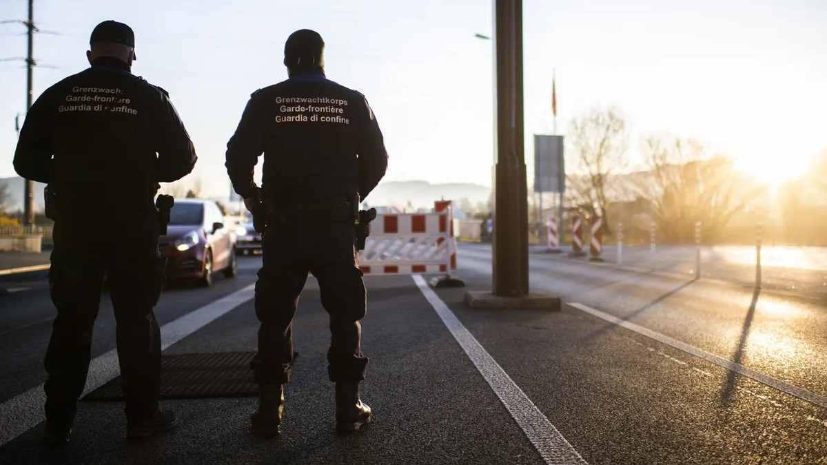 Grenzkontrollen sind auch unter Schengen-Recht möglich – solange sie begründet, verhältnismässig und vorübergehend sind. Die SVP hingegen will fixe Kontrollen. Bild: Schweizer Grenzwächter an der Gren ...