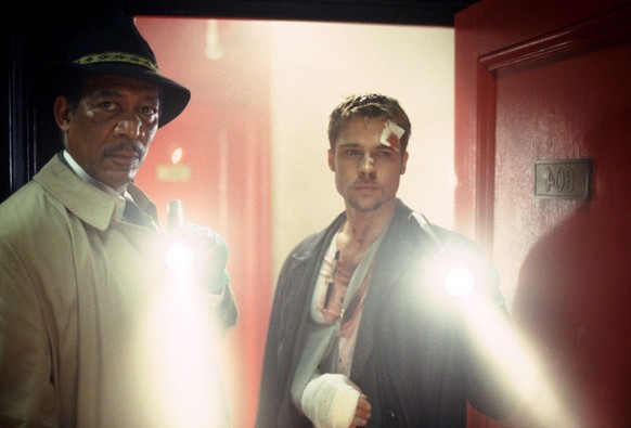 Brad Pitt and Morgan Freeman in Sieben (1995)