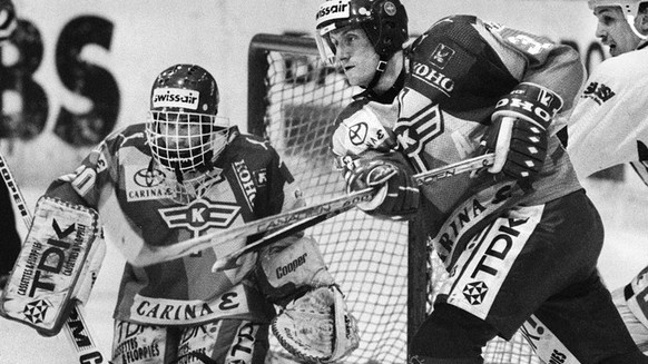 Der Klotener Anders Eldebrink, Mitte, klaert vor dem Tor seines Keepers Reto Pavoni und dem Luganesi Stuermer Igor Larionov, rechts, im Meisterschaftsspiel EHC Kloten gegen HC Lugano vom 13. MAerz 199 ...