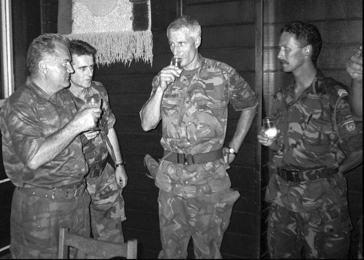Das Bild der Schande: Oberst Thom Karremans (Mitte), Kommandant des Dutchbat, trinkt mit Ratko Mladic (links).