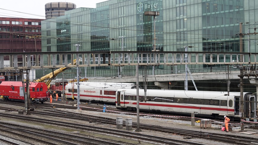 Wagen eines am Vorabend entgleisten ICE-Zuges werden geborgen am Bahnhof SBB in Basel, am Donnerstag, 30. November 2017. (KEYSTONE/Georgios Kefalas)