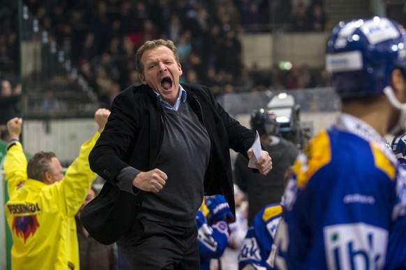 EHC Kloten Cheftrainer Kevin Schlaepfer freut sich ueber den Sieg nach Penaltyschiessen im Eishockey-Meisterschaftsspiel der National League zwischen dem EHC Kloten und den ZSC Lions am Samstag, 20. J ...