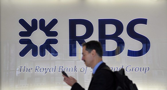 epa02275406 A RBS employee at a Royal Bank of Scotland (RBS) bank in London, Britain, 06 August, 2010. Britain's RBS on 06 August reported a pre-tax profit of 1.14 billion pounds (1.81 billion dollars ...