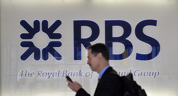 epa02275406 A RBS employee at a Royal Bank of Scotland (RBS) bank in London, Britain, 06 August, 2010. Britain&#039;s RBS on 06 August reported a pre-tax profit of 1.14 billion pounds (1.81 billion do ...