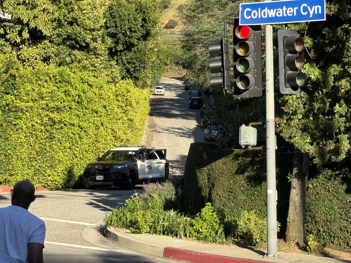 La voiture a foncé sur Coldwater Canyon Drive.