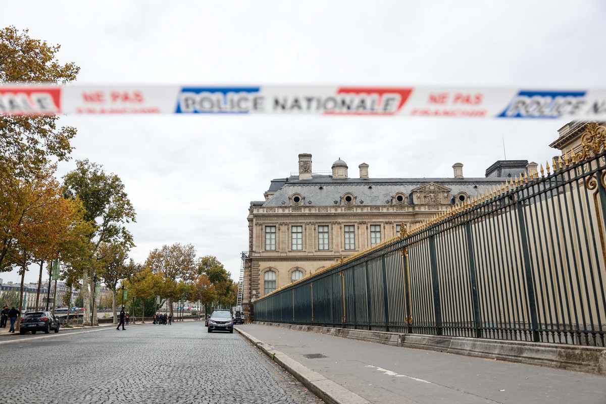 epa12464613 The extendable ladder (C) used by three thieves to access one of the upper floors of the museum is seen during the investigation at the southeast corner of the Louvre Museum on Quai Franco ...