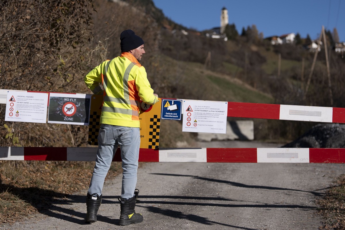 Warning signs and blockades are put up to close off access to the village of Brienz-Brinzauls, on Sunday, November 17, 2024, in Brienz-Brinzauls. On June 15, 2023, a stream of rock debris almost reach ...