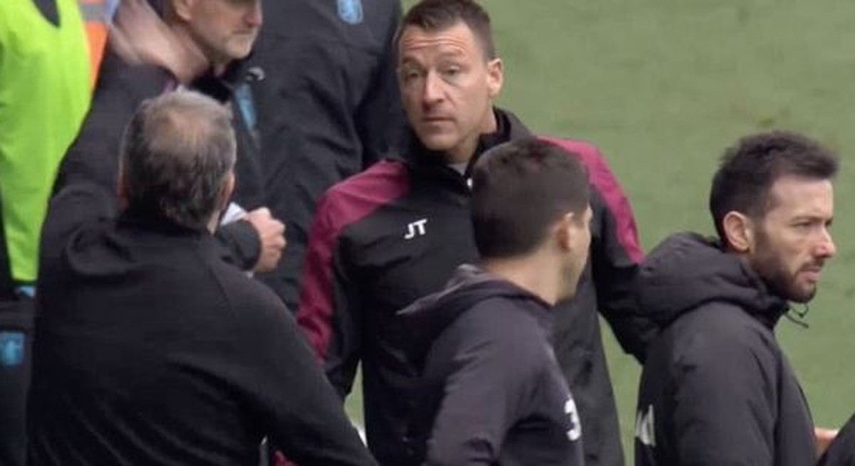 Terry und Bielsa in hitziger Diskussion.