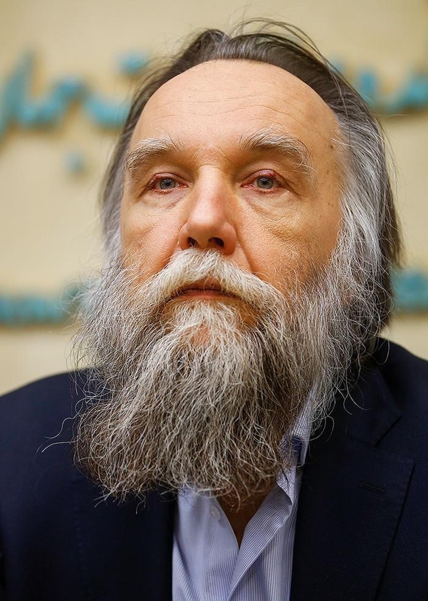 Alexander Dugin / Aleksandr Dugin
Von Fars Media Corporation, CC-BY 4.0, https://commons.wikimedia.org/w/index.php?curid=87159921