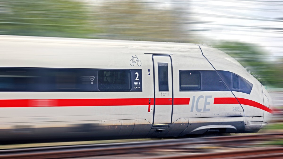 Hochgeschwindigkeitsfahrten durch Deutschland BEARBEITET: Die Flanke eines ICE der Deutschen Bahn, der als Fernreisezug im Einsatz ist *** High-speed journeys through Germany EDITED The flank of a Deu ...