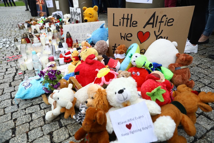 epa06695945 Toys are placed in tribute during the rally for the life of Alfie Evans in front of the embassy of Great Britain in Warsaw, Poland, 26 April 2018 (issued 27 April 2018). Alfie Evans is the ...