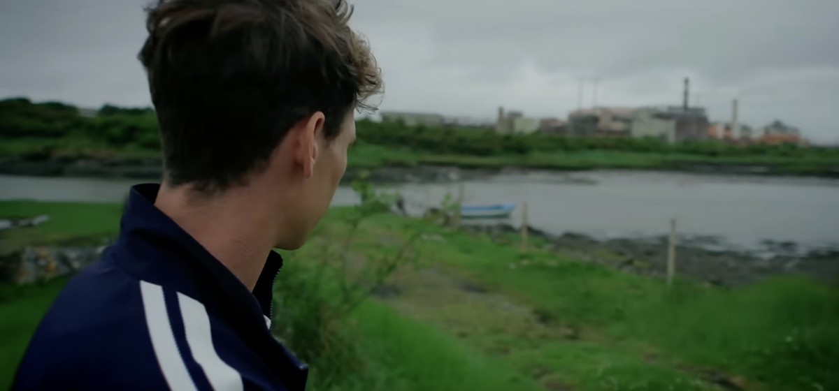 Caolan Robertson, irischer Journalist und Filmemacher, lebt in der Ukraine und prangert russische Kriegsverbrechen und westliche Kriegsprofiteure an.