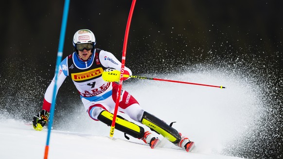 epa07376716 Ramon Zenhaeusern of Switzerland crlears a gate during the first run of the Men&#039;s Slalom race at the 2019 FIS Alpine Skiing World Championships in Are, Sweden, 17 February 2019. EPA/J ...