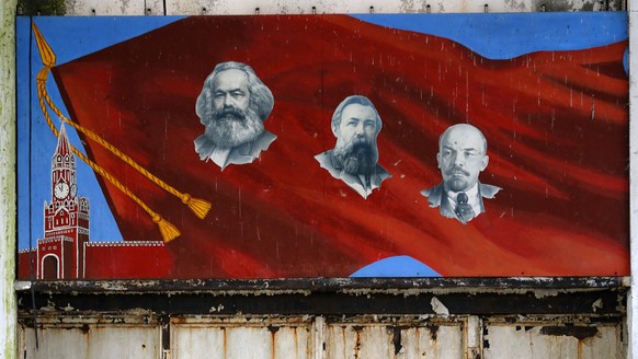 Marx, Engels und Lenin auf einem Wandgemälde in einer ehemaligen Sowjet-Militärbasis in Ungarn.