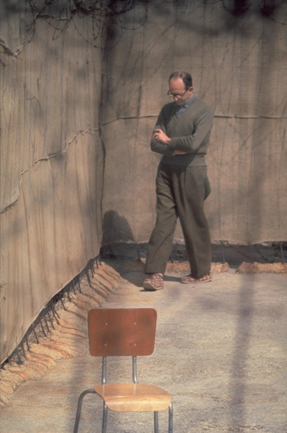 NAZI WAR CRIMINAL ADOLPH EICHMAN WALKING IN YARD OF HIS CELL IN RAMLE PRISON.

äôåùò äðàöé àãåìó àééëîï îèééì áçöø úàå áëìà øîìä.