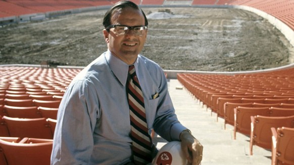 Lamar Hunt gründete 1967 aussedem den World Championship Tennis Circuit, mit dem die Open Era im Tennissport begann.