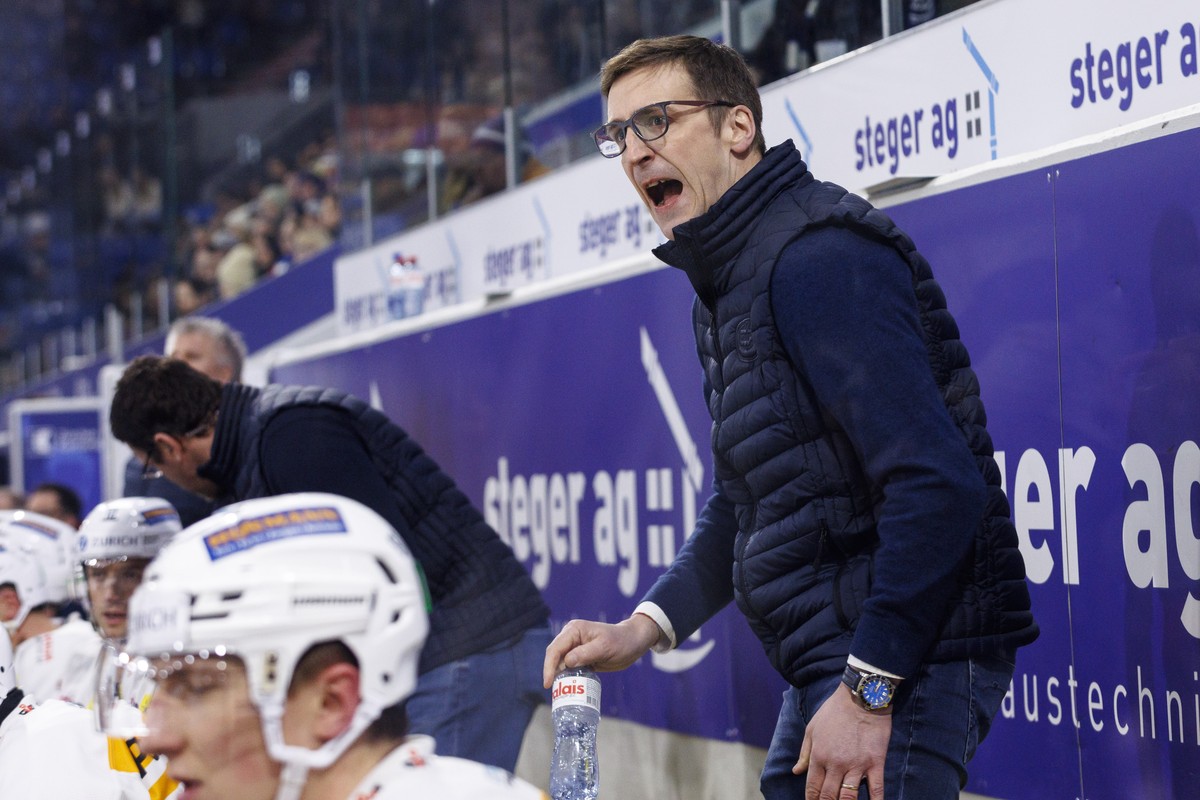 HC Ambri-Piotta Cheftrainer Luca Cereda waehrend dem Eishockey-Meisterschaftsspiel der National League zwischen den Teams EHC Kloten und HC Ambri-Piotta am Montag, 4. Maerz 2024, in Kloten. (KEYSTONE/ ...