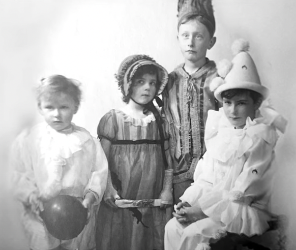 Leonora Carrington mit ihren Brüdern als Kind