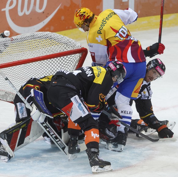 PostFinance Top Scorer Daniel Vozenilek (EVZ) im Kampf mit Torhueter Philip Wuethrich (SCB), Louis Fuellemann (SCB) und Patrik Nemeth (SCB), von links, im Eishockey Meisterschaftsspiel der National Le ...