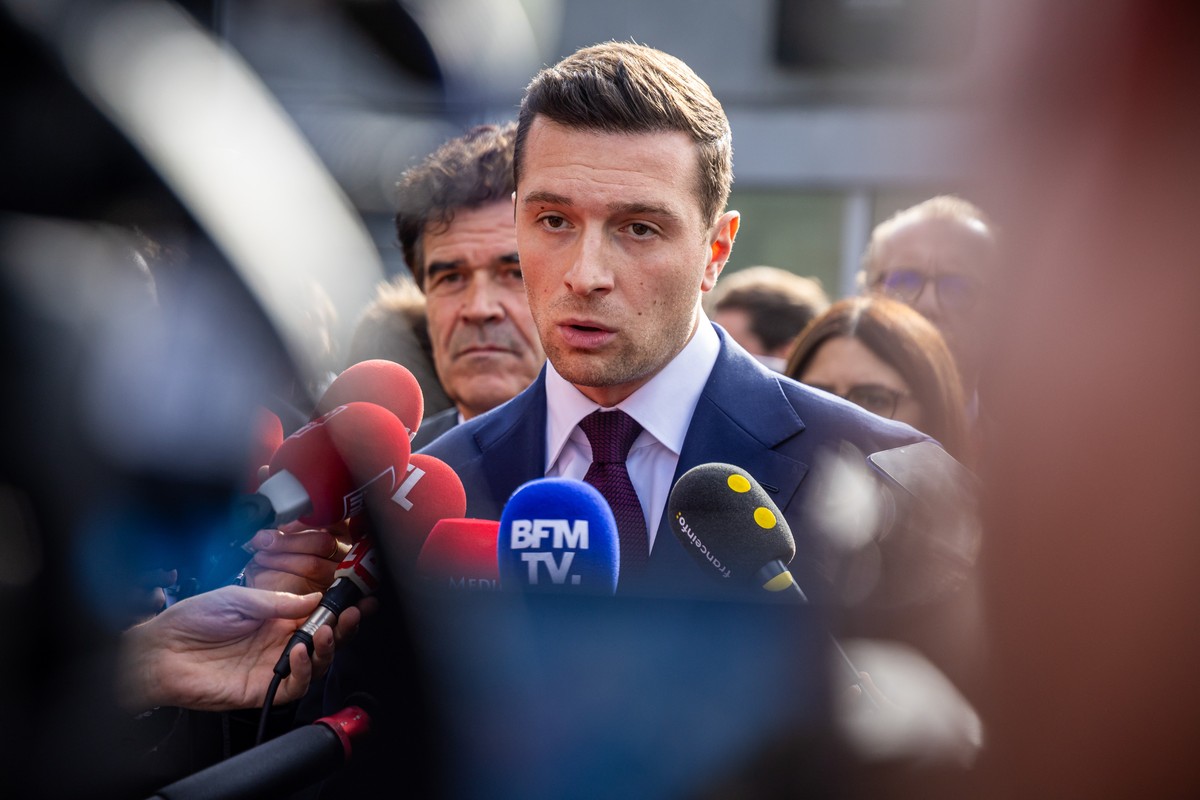epaselect epa13309523 President of the French far-right party Rassemblement National (RN) Jordan Bardella speaks to the media as he visits the Paris Motor Show, in Paris, France, 16 October 2026. Mond ...