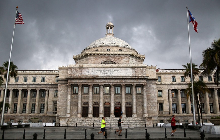 Düstere Wolken über dem Capitol von Puerto Rico.