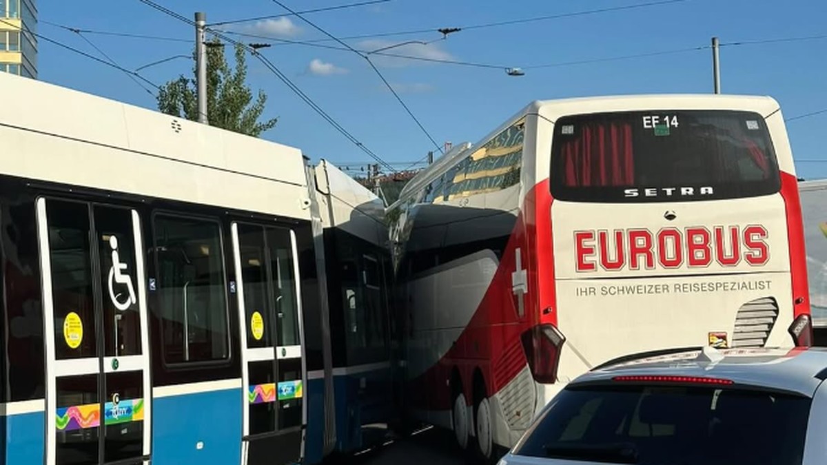 Reisebus-kollidiert-mit-Tram-in-Z-rich-Oerlikon