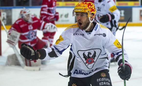 Fribourg-Gotteron PostFinance Top Scorer Christopher DiDomenico, vorne, feiert seinen Treffer zum 3-4 gegen SC Rapperswil-Jona Lakers Torhueter Noel Bader waehrend dem Eishockey-Meisterschaftsspiel de ...