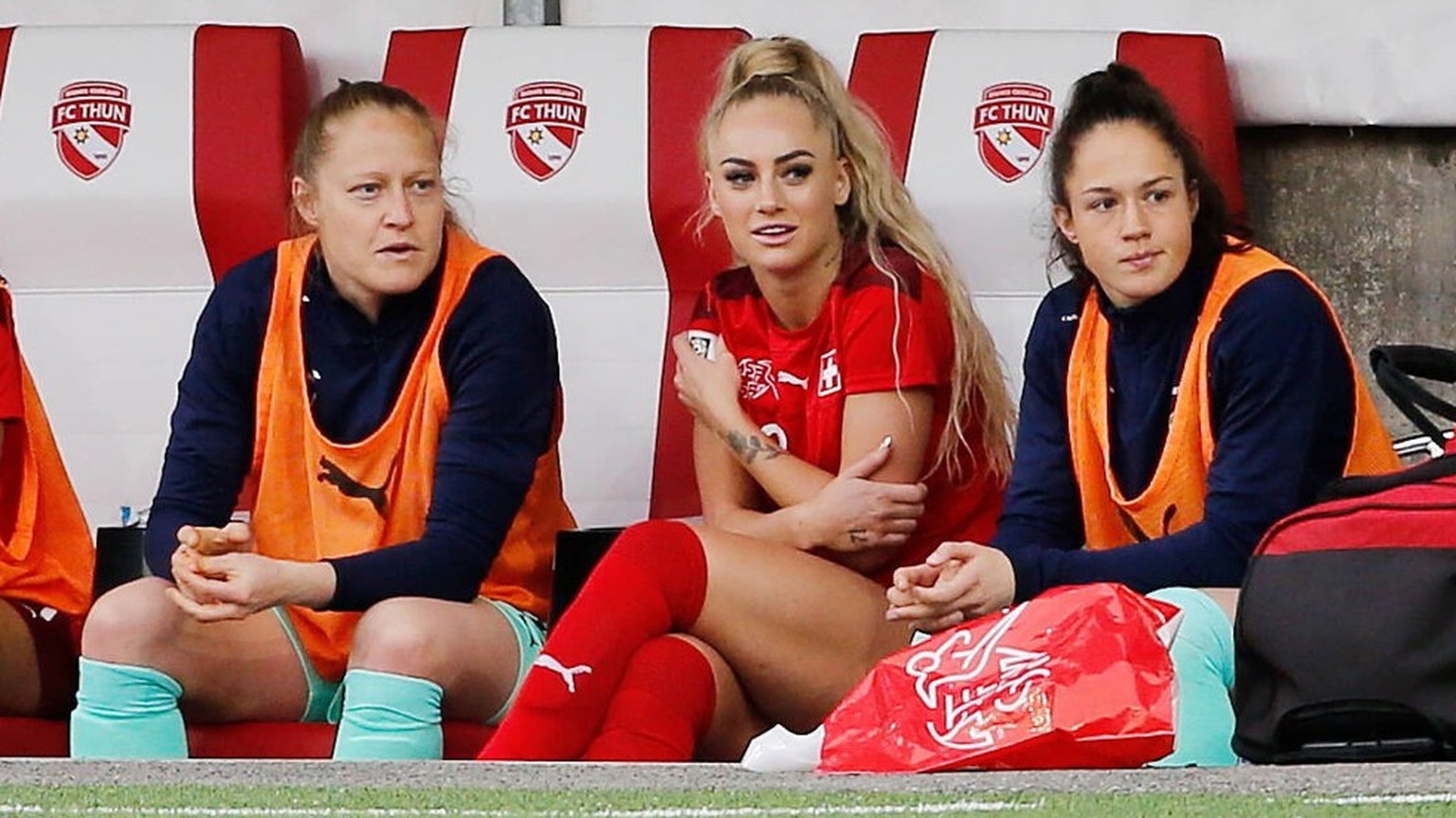 Foto Manuel Geisser 12.04.2022 Stockhorn Arena Thun Frauen Fussball WM Qualifikation Schweiz - Italien Ersatzbank vl. Coumba Sow , Seraina Friedli , Alisha Lehmann und Sandrine Mauron Schweiz *** Phot ...