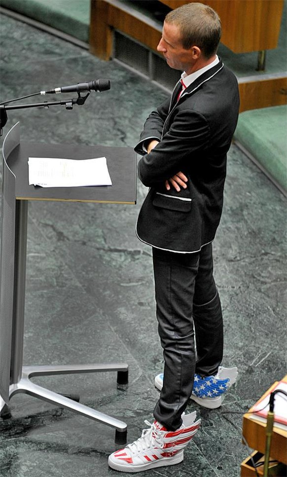 Politiker mit hÀsslichen Schuhen