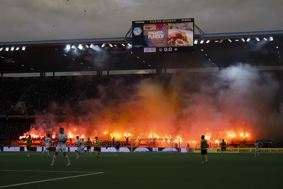 YB's fans mit Pyro im Fussball Meisterschaftsspiel der Super League zwischen dem BSC Young Boys und dem FC Zuerich, am Samstag samedi, 21. Oktober 2023, im Stadion Wankdorf in Bern. (KEYSTONE/Ant ...